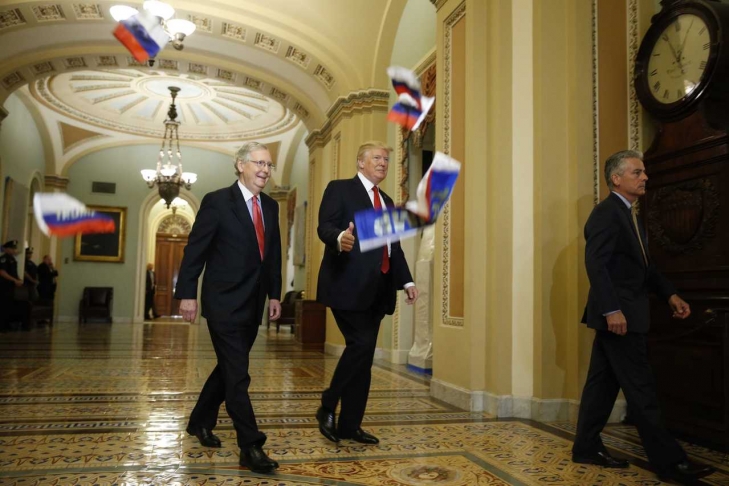 Трампа закидали российскими флагами и назвали предателем