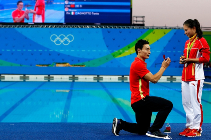 Китайский прыгун сделал возлюбленной предложение в олимпийском бассейне