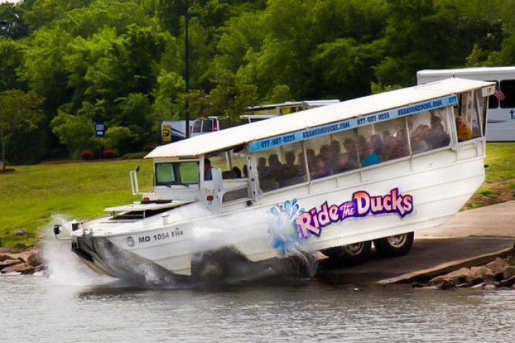 На озере в Миссури перевернулась лодка с туристами, есть жертвы