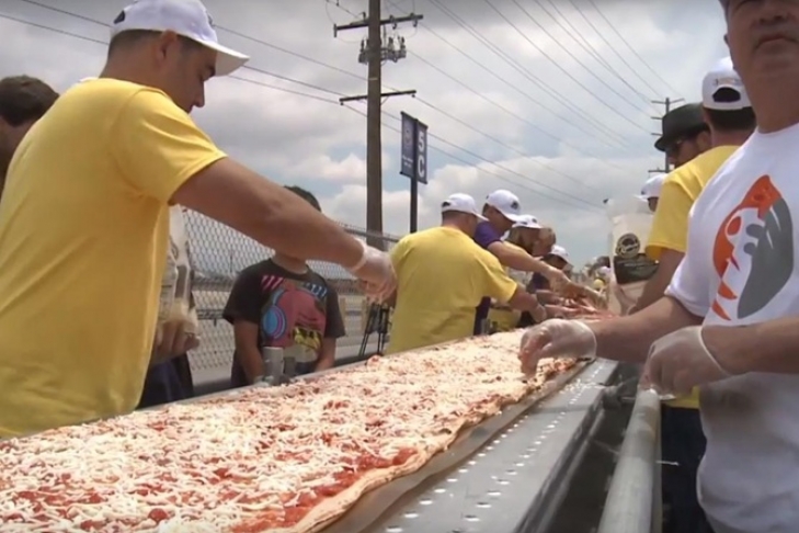 В США сделали самую длинную пиццу в мире