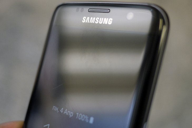 Самсунг откажется от плоского монитора в телефонах Galaxy S