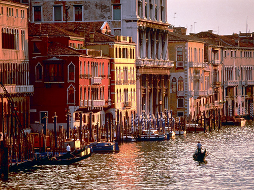 Венеция – самый романтичный город в Италии: его узкие улочки-каналы помнят немало любовных историй…