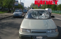 В Киеве пешехода-нарушителя сбили два авто (ВИДЕО)