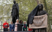 Перед парламентом Британии впервые поставили памятник женщине