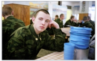 Скандал в российской армии: солдат вместо тушенки кормили собачьим кормом