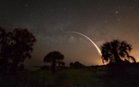 Уникальное фото запуска Falcon 9 на фоне Млечного пути и Марса