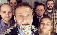 Неизвестные забросали российского оппозиционера Навального тортами