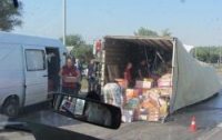 Под Житомиром перевернулся грузовик с печеньем (ФОТО)