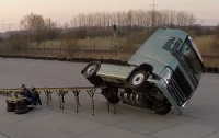 На вантажівці Volvo виконали шоу-трюк на двох колесах (ВІДЕО)