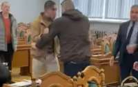 Двое местных депутатов подрались (видео)