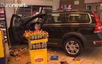 В Германии автомобиль влетел в торговый зал АЗС (видео)