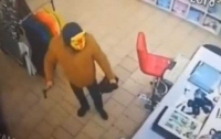 В маске кота и с топором: сотрудники магазина обезвредили грабителя (видео)