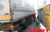 ДТП: в Киеве грузовик зацепил «хрустика» (ФОТО)