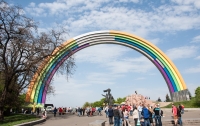 С Арки дружбы народов снимут радугу после 15 мая