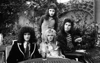 Легендарная рок-группа Queen записала рождественскую песню 1974 года (видео)