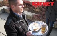 ВИЧ-позитивные попытались накормить симферопольского мэра своим завтраком (ФОТО)