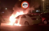 Ночью в Киеве сгорела Toyota с номерами МВД