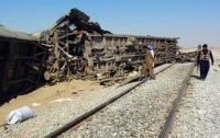 В движущемся поезде в Пакистане взорвалась бомба. Есть жертвы