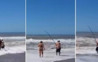 Рыбак поймал на удочку трех девочек и спас им жизнь