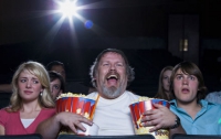 Страстным поклонницам кино угрожает ожирение