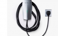 Компания Tesla выпустила зарядку для автомобилей от розетки