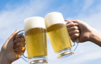Эксперты утверждают, что женщинам за 40 полезно пить пиво