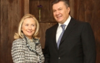 Януковичу в Мюнхене удалось сфотографироваться с Клинтон (ФОТО)