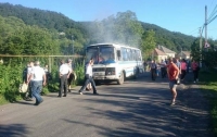 На Закарпатье на ходу загорелся автобус с пассажирами (видео)
