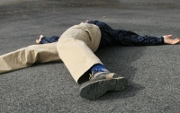 Молодой парень рухнул без сознания посреди улицы