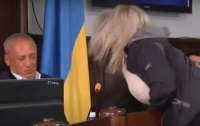 Мэра Черновцов едва не избила разъяренная женщина во время сессии горсовета