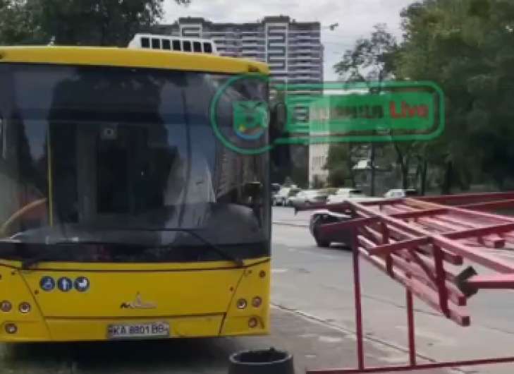 ДТП у Києві: автобус в’їхав у зупинку, є постраждалі