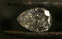 Геологи добыли два необычайно крупных алмаза