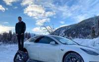 Изобретательный мужчина превратил Tesla Model 3 в снегоход
