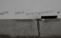 Главное здание мусульман Крыма разрисовали свастикой и исписали нецензурщиной (ФОТО)