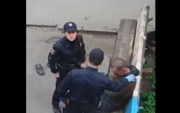 В Сумах полицейская избивала бездомного прямо на улице (видео)