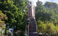 В столице неизвестные облили краской памятник Ватутину