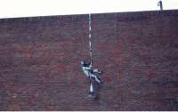 В Англии на стене бывшей тюрьмы появилось предполагаемое граффити Бэнкси