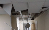 Недавно отремонтированный потолок в больнице упал на голову пациентам