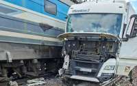 ДТП на Львівщині: поїзд зіткнувся з вантажівкою на переїзді