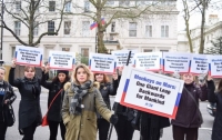Актриса откровенного жанра устроила акцию у посольства России в Лондоне