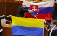 Словацкий депутат облил водой флаг Украины в сессионном зале (видео)