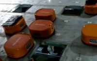 Китайская служба доставки создала армию роботов-сортировщиков (видео)