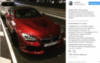 С российскими номерами и украинским гербом: в центре Москвы засняли необычный кабриолет
