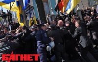 Митинг оппозиции у стен Верховной Рады перерос в массовые беспорядки (ФОТО + ВИДЕО)