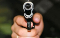 В Кременчуге хозяин магазина с пистолетом напал на судебного исполнителя, а потом хотел сжечь себя