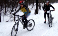 В Донецке прошли экстремальные соревнования по велогонкам на снегу (ФОТО)