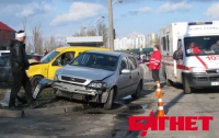 В Киеве Opel жестко протаранил Renault (ВИДЕО) 