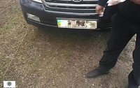 Водитель испачкал номер внедорожника, чтобы избежать остановки, но получил админпротокол