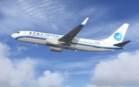 В Китае стюардесса выпала из самолета (видео)