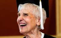 В США 90-летняя бабушка закончила университет спустя 70 лет после поступления